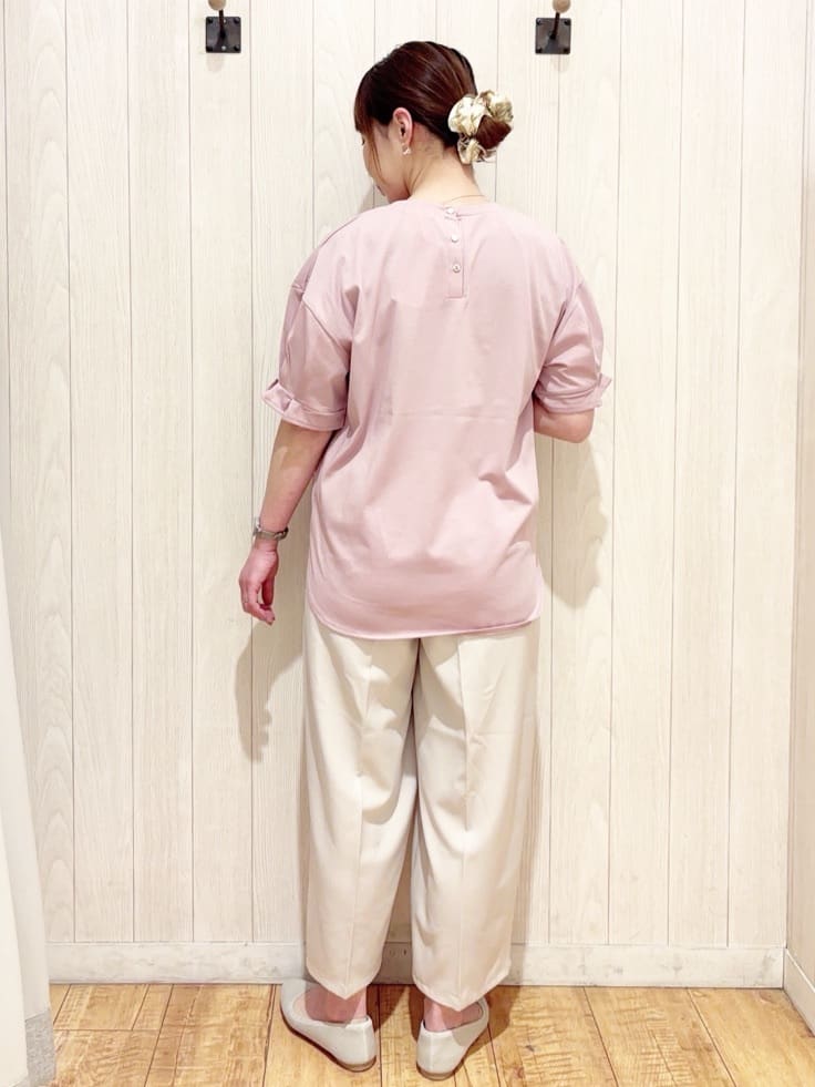 あいこさんの「SHOO･LA･RUE｜【ひんやり/UV/S-LL】お袖ふんわり二の腕カバー ぷっくりラメプリントTシャツ」を使ったコーディネート