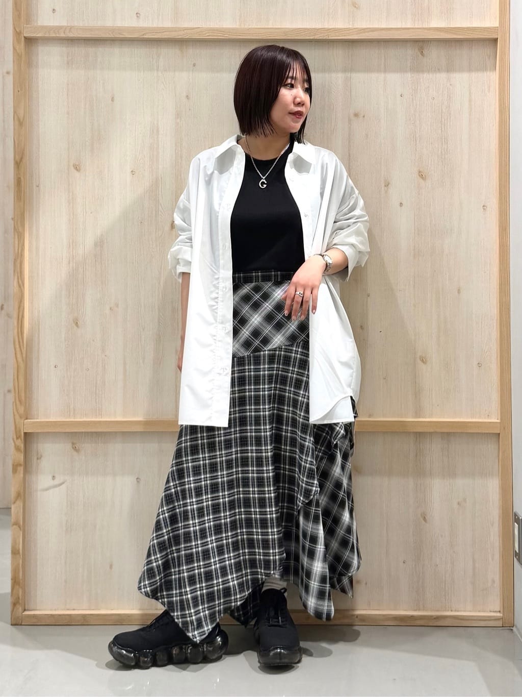 nanaさんの「THE SHOP TK｜ゆったりシルエットで体型カバー ロングシャツ」を使ったコーディネート
