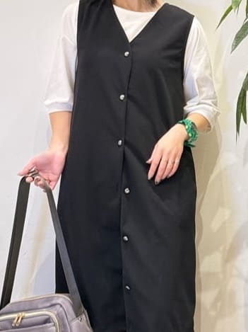 misakiさんの「SHOO･LA･RUE｜【2点セット/洗濯機可/S-LL】ジレにもなるジャンスカ+5分袖Tシャツ」を使ったコーディネート