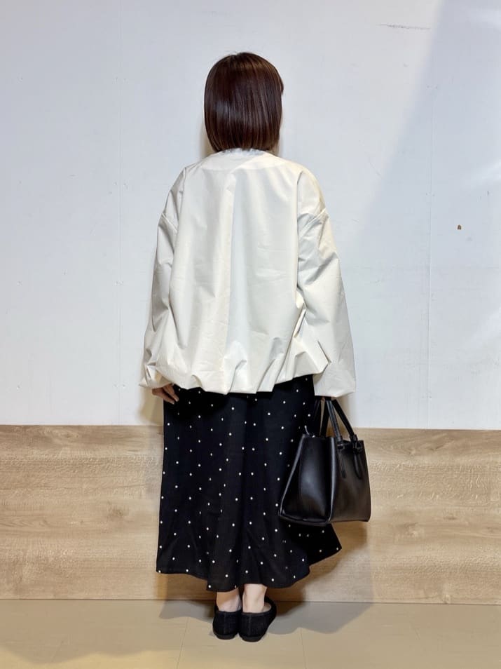 るねさんの「SHOO･LA･RUE｜【防風/撥水/S-LL】お顔回りすっきり見え　Vネックバルーンブルゾン」を使ったコーディネート
