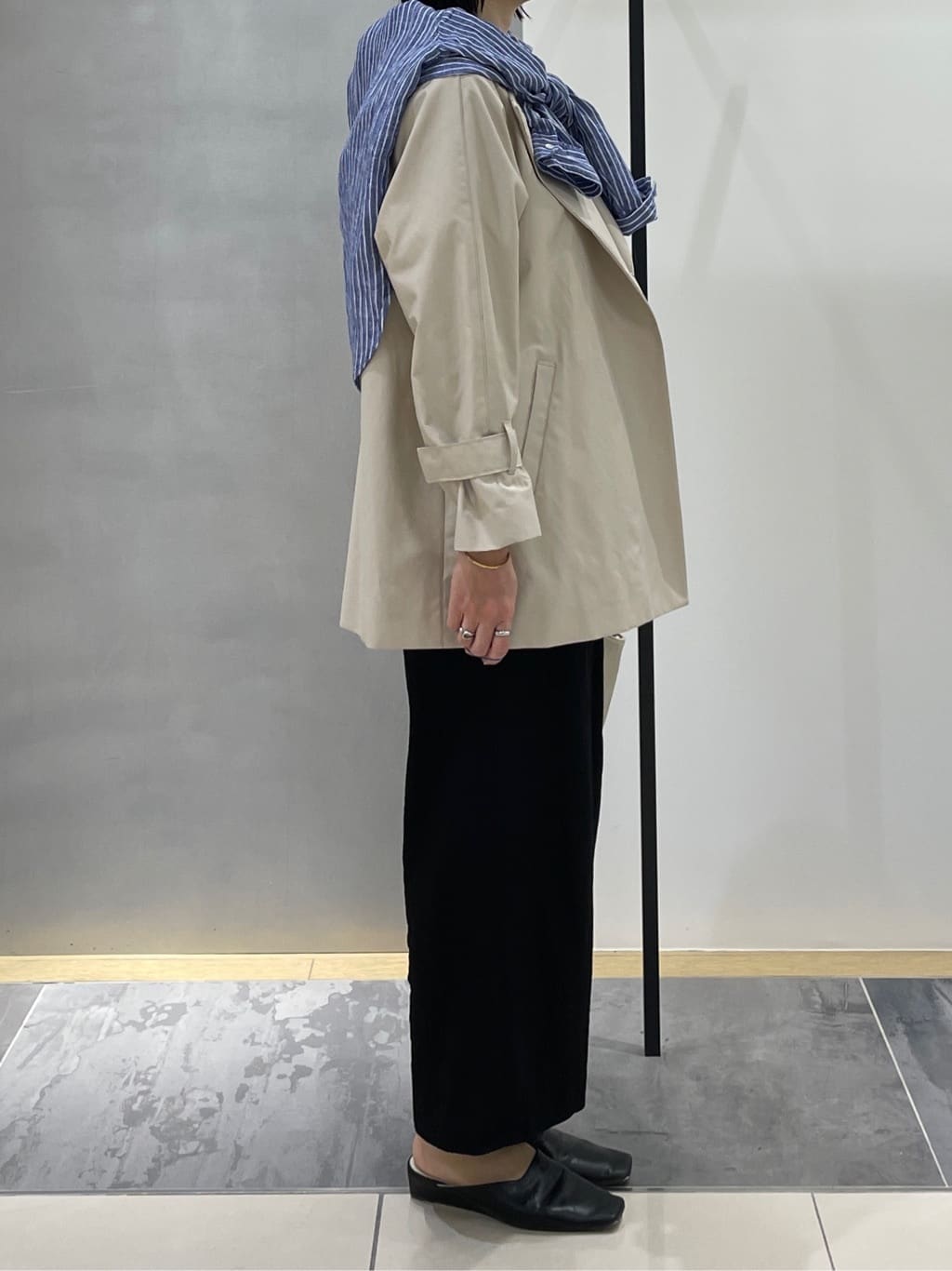 shihoさんの「INDIVI｜【撥水/軽量】ミドル丈 ミニマルトレンチコート」を使ったコーディネート