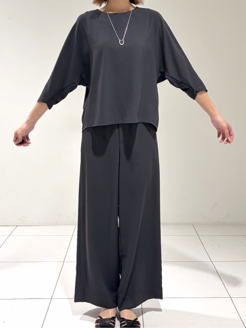 shioriさんの「INDIVI｜【接触冷感／透湿／着る日傘】ドルマントップス」を使ったコーディネート