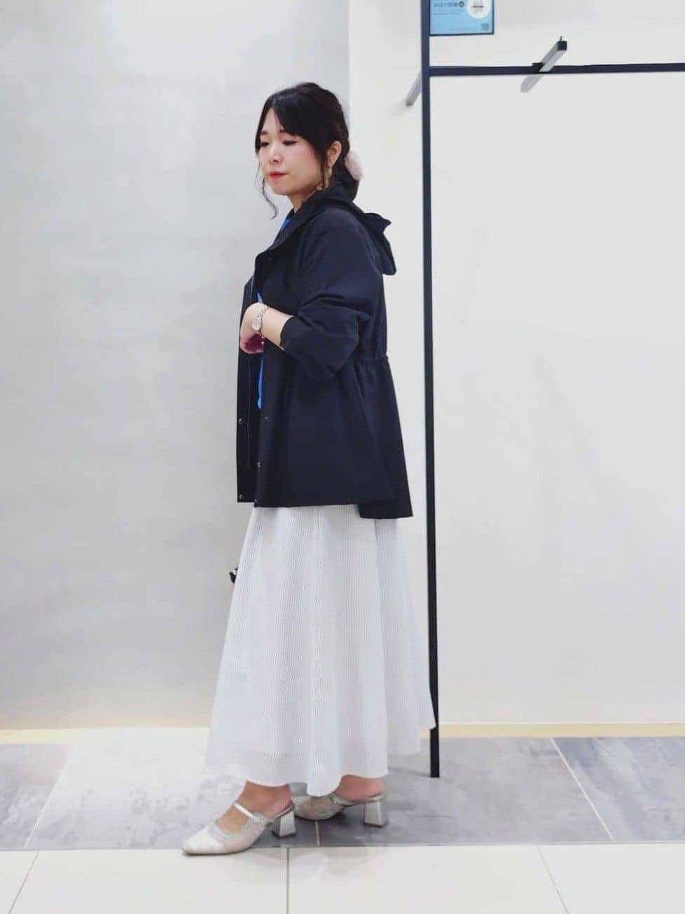 TOMOMIさんの「INDIVI｜【接触冷感／洗える／SETUP可能】シアーシャンブレータックフレアスカート」を使ったコーディネート