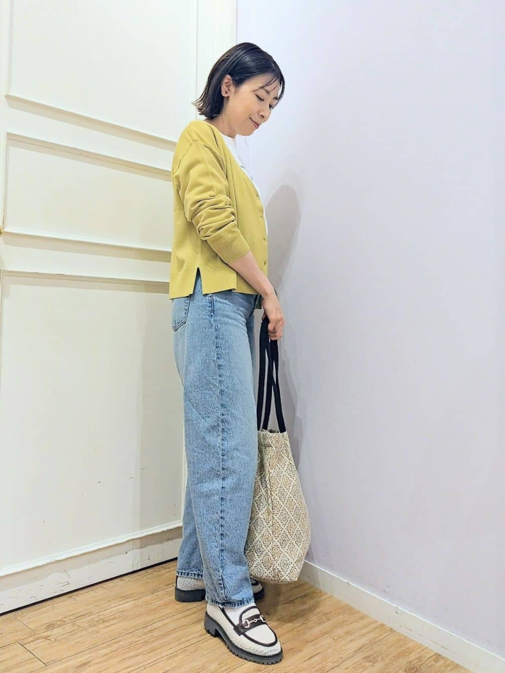 miomioさんの「SHOO･LA･RUE｜【洗濯機可/UV】さらっとしたタッチが心地よい ショート丈 Vネックカーディガン」を使ったコーディネート