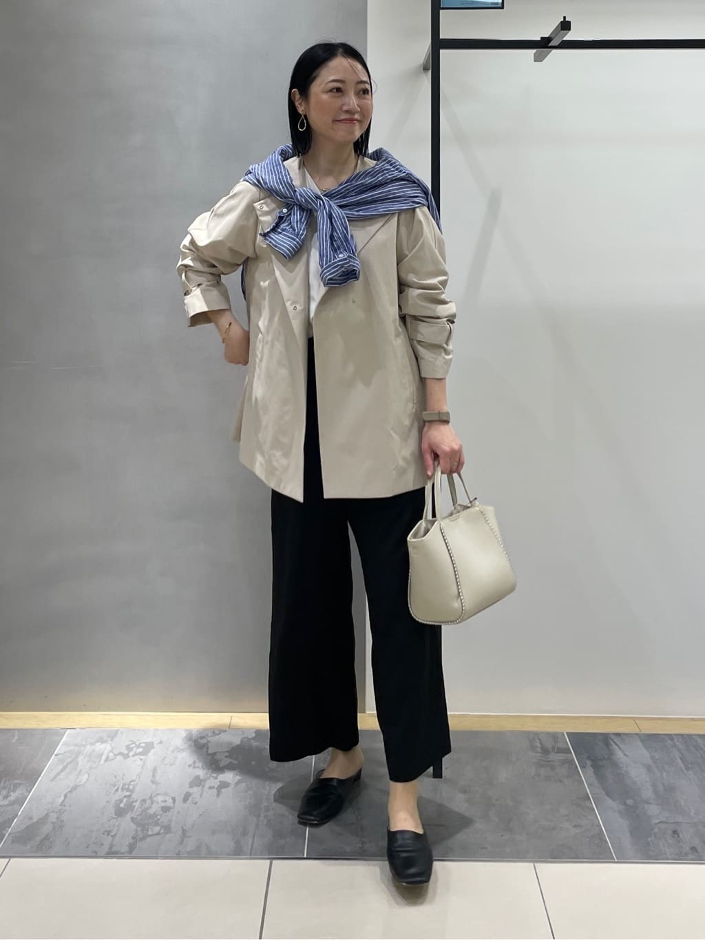 shihoさんの「INDIVI｜【撥水/軽量】ミドル丈 ミニマルトレンチコート」を使ったコーディネート