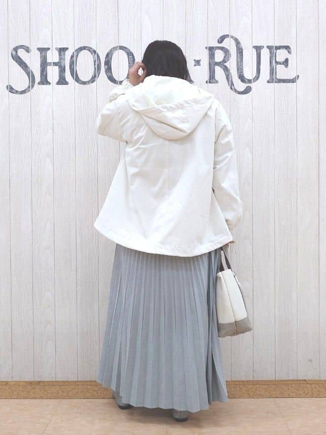 とろろさんの「SHOO･LA･RUE｜【洗濯機可/S-LL】きれいめにもカジュアルにも スエードライク プリーツスカート」を使ったコーディネート