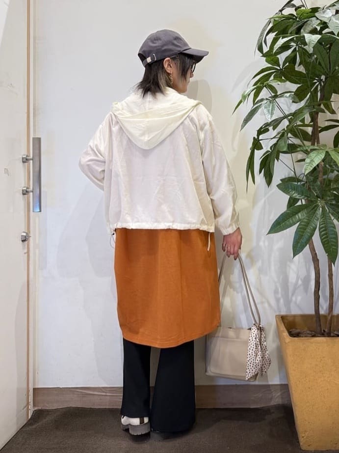 misakiさんの「SHOO･LA･RUE｜【S-LL/UV】季節の変わり目に ゴールドパーツが上品なフード付きブルゾン」を使ったコーディネート