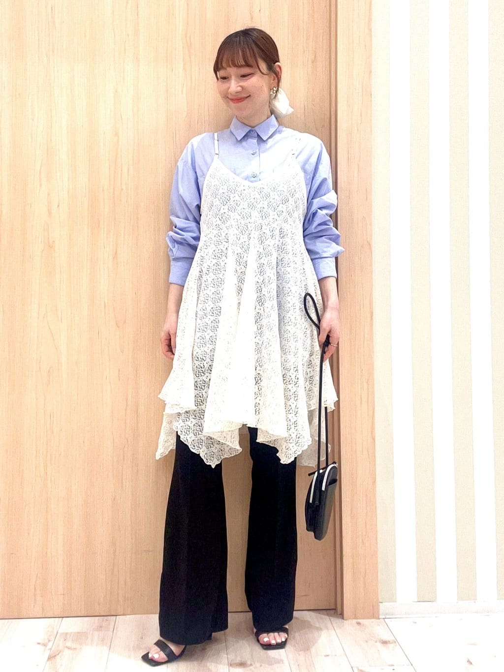 ririさんの「SHOO･LA･RUE｜【体型カバー】バックギャザーで魅せる オーバーサイズシャツ」を使ったコーディネート