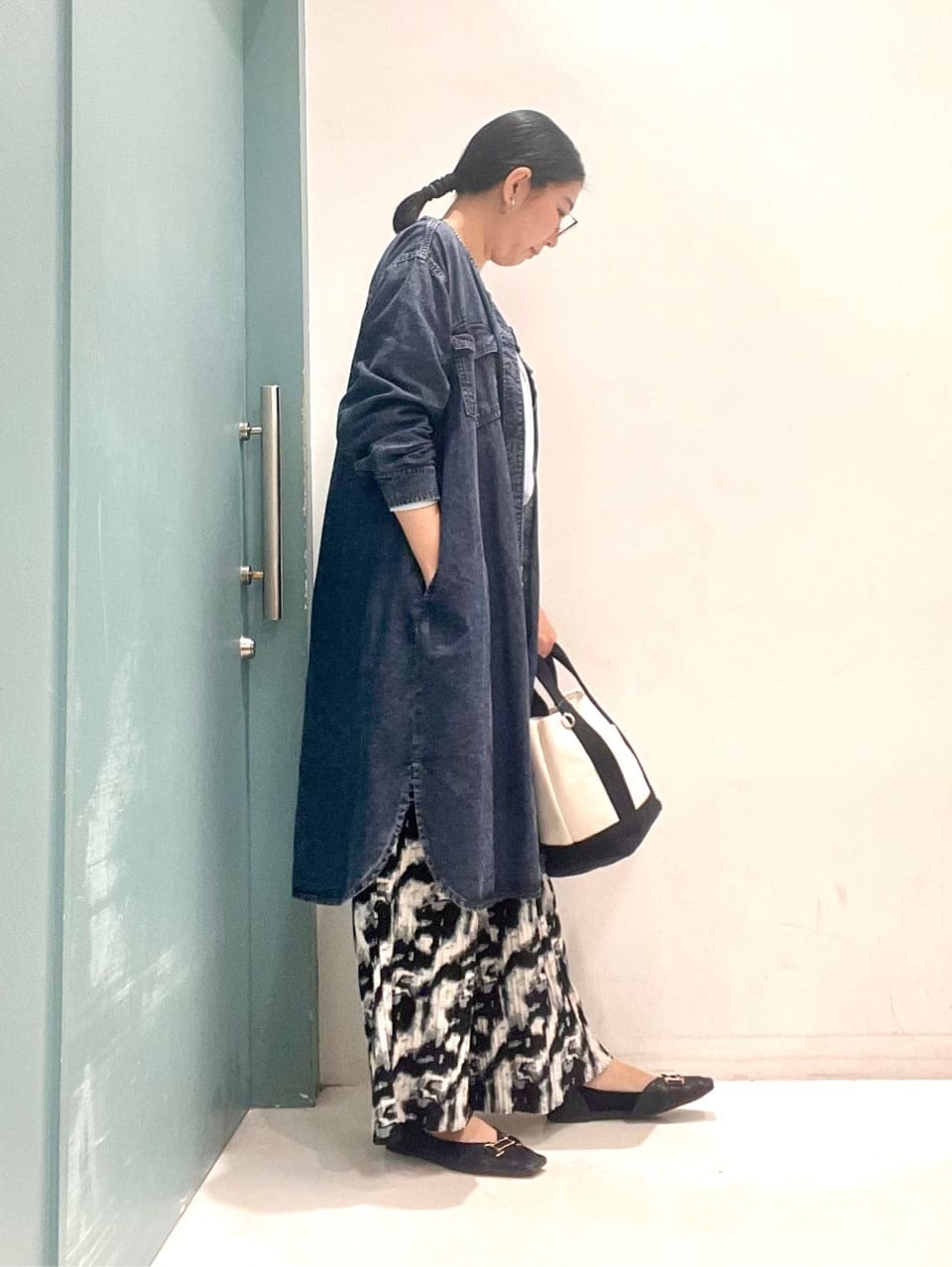 machiさんの「SHOO･LA･RUE｜【ライトオンスデニム/S-LL/体型カバー】首元すっきり ワンピにもなるロングデニムシャツ」を使ったコーディネート