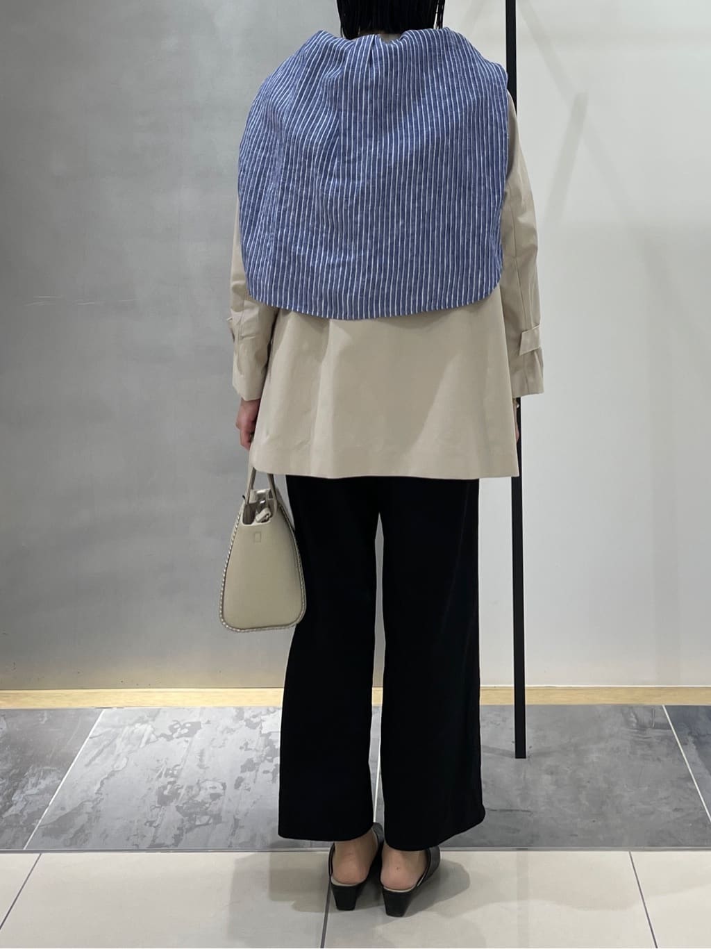 shihoさんの「INDIVI｜【撥水/軽量】ミドル丈 ミニマルトレンチコート」を使ったコーディネート