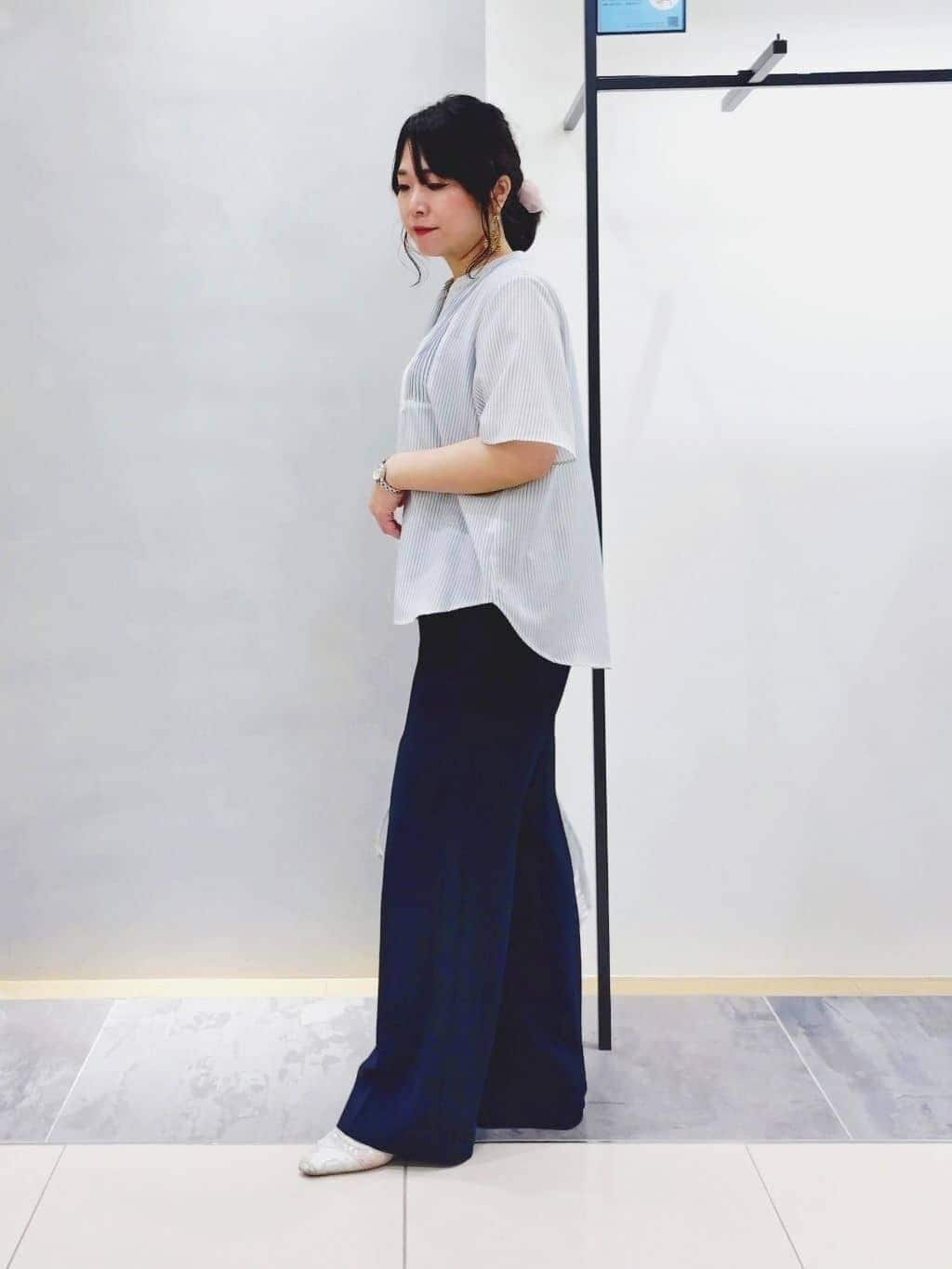 TOMOMIさんの「INDIVI｜【接触冷感/洗える】シアーシャンブレーピンタックブラウス」を使ったコーディネート