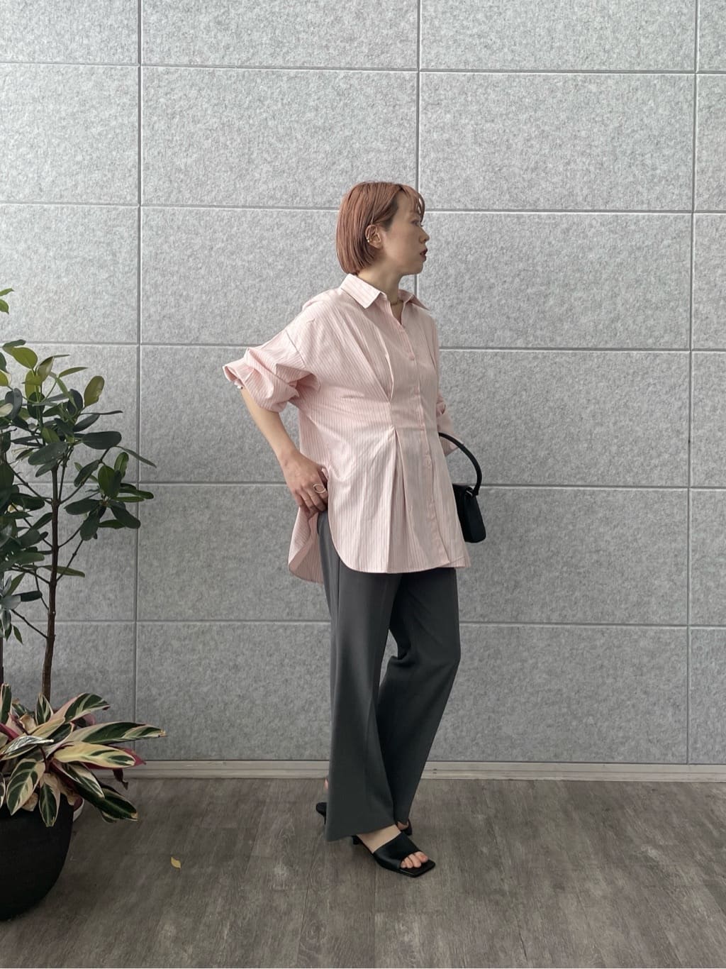 mikuさんの「INDIVI｜Comfy SET UP｜ストレートフレアパンツ【セットアップ対応／通勤／カセット服／接触冷感／UV」を使ったコーディネート