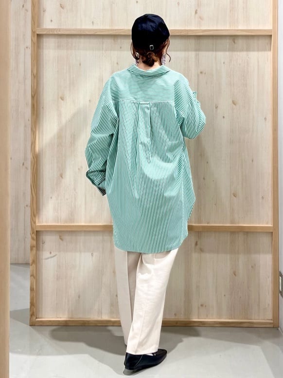 nakoさんの「THE SHOP TK｜ゆったりシルエットで体型カバー ロングシャツ」を使ったコーディネート