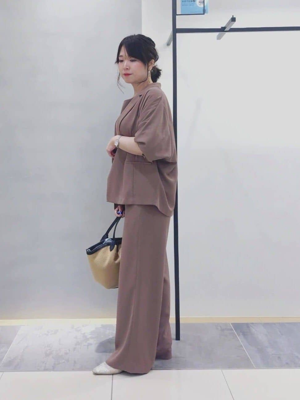 TOMOMIさんの「INDIVI｜【接触冷感／透湿／着る日傘】イージーワイドパンツ」を使ったコーディネート