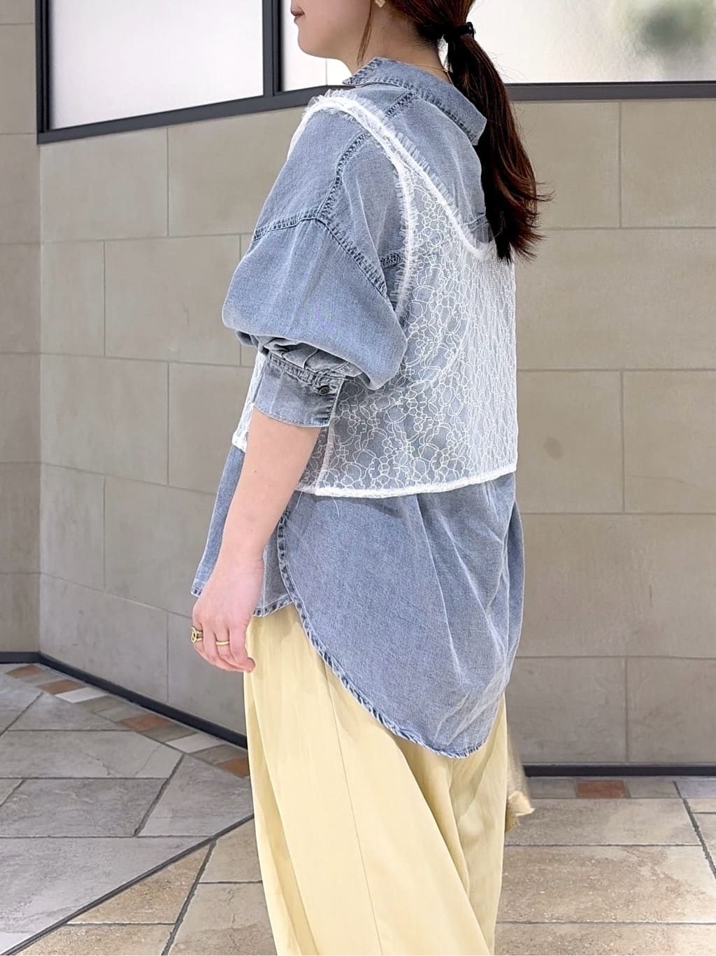 よねさんの「INDIVI｜デニムシャツ」を使ったコーディネート