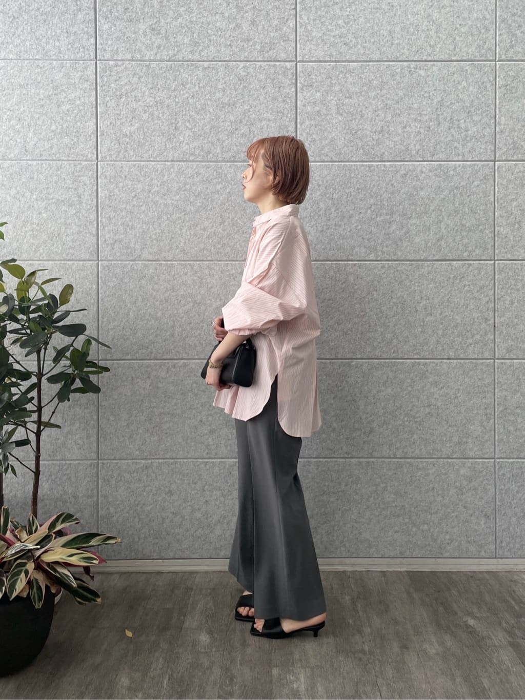 mikuさんの「INDIVI｜Comfy SET UP｜ストレートフレアパンツ【セットアップ対応／通勤／カセット服／接触冷感／UV」を使ったコーディネート