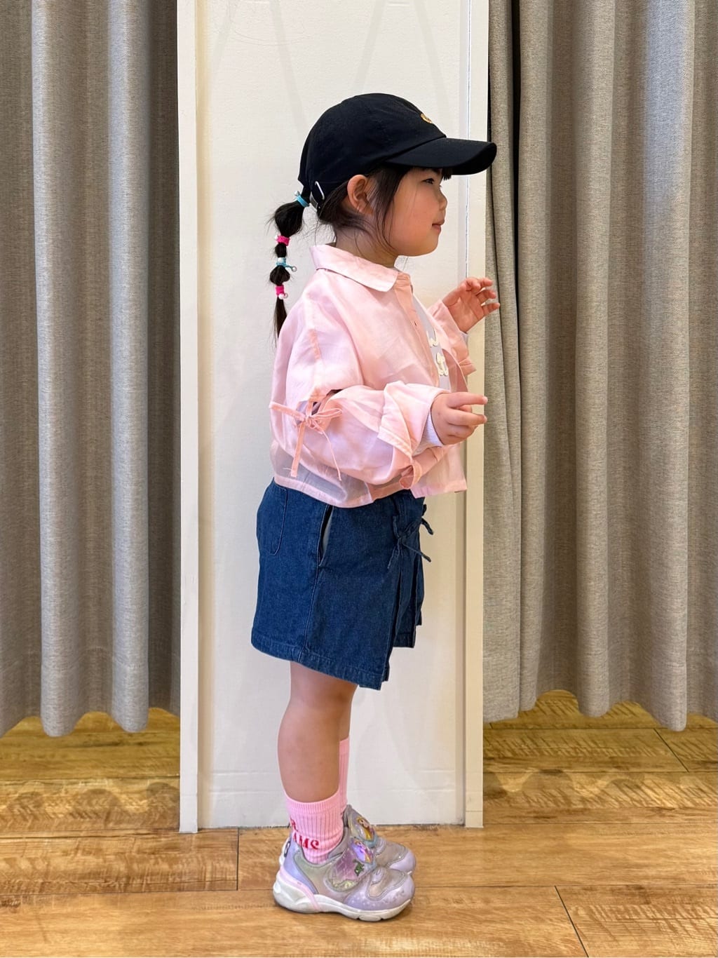 愛さんの「SHOO･LA･RUE｜【100-150cm】コード刺繍がアクセント シンプルロンT」を使ったコーディネート