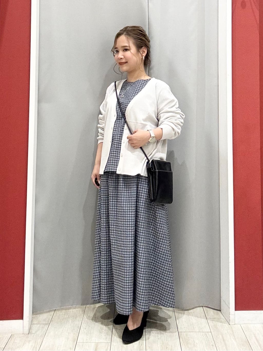 shioさんの「SHOO･LA･RUE｜【洗濯機可/UV】さらっとしたタッチが心地よい ショート丈 Vネックカーディガン」を使ったコーディネート
