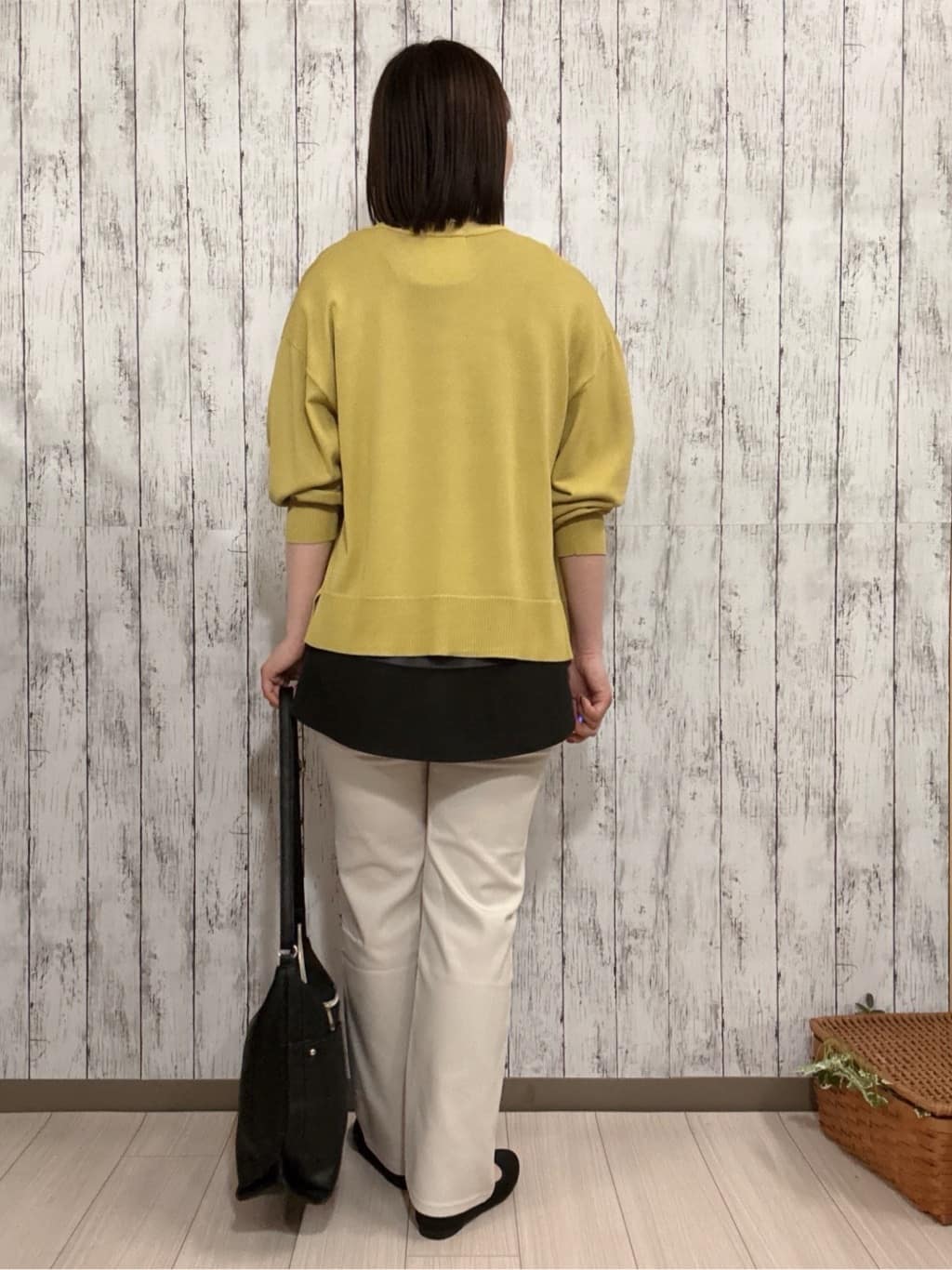 シカさんの「SHOO･LA･RUE｜【洗濯機可/UV】さらっとしたタッチが心地よい ショート丈 Vネックカーディガン」を使ったコーディネート