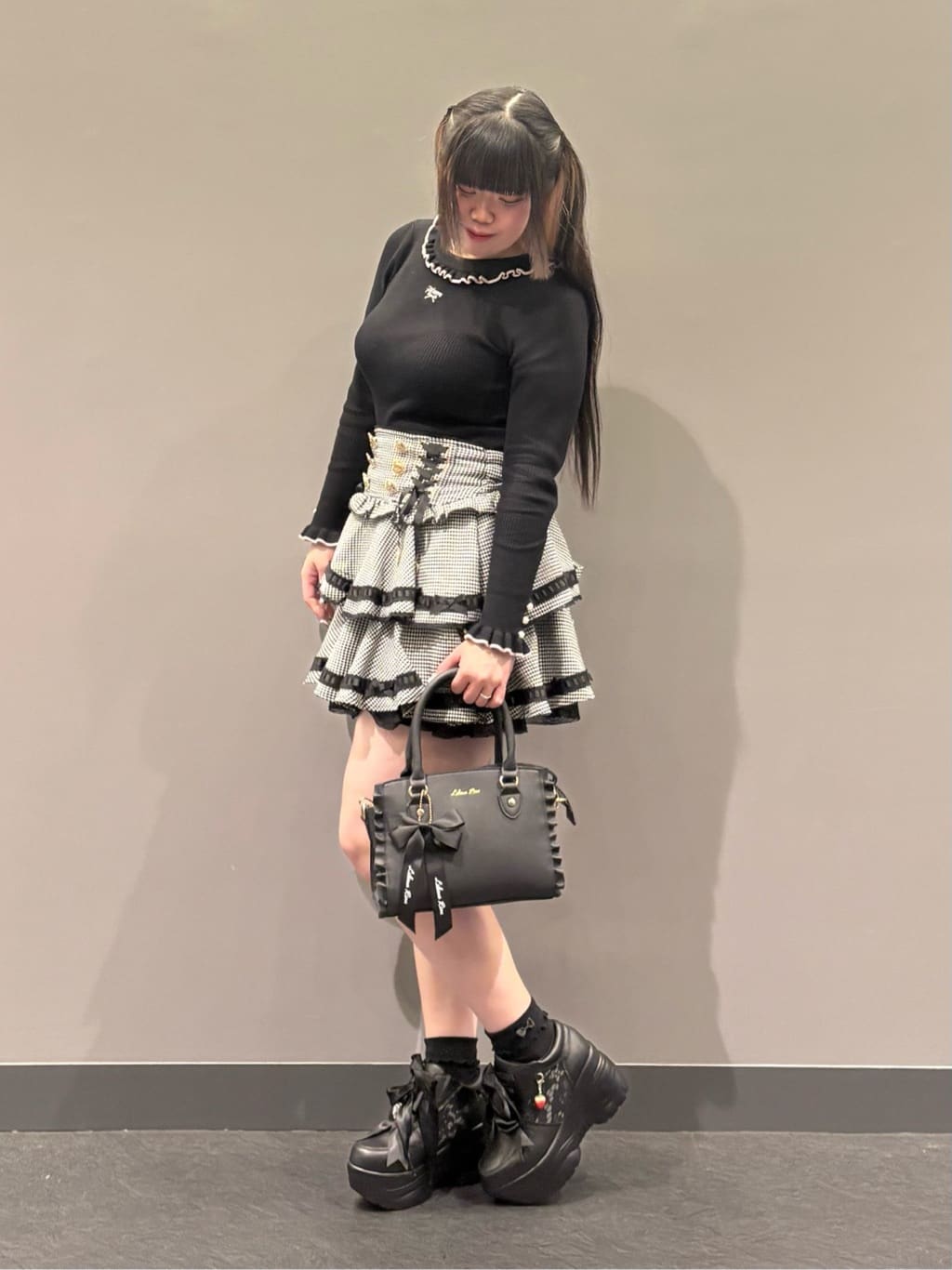 ひなさんの「ESPERANZA｜取り外し自由♪マルチWAY厚底レースイチゴチャームスニーカー」を使ったコーディネート