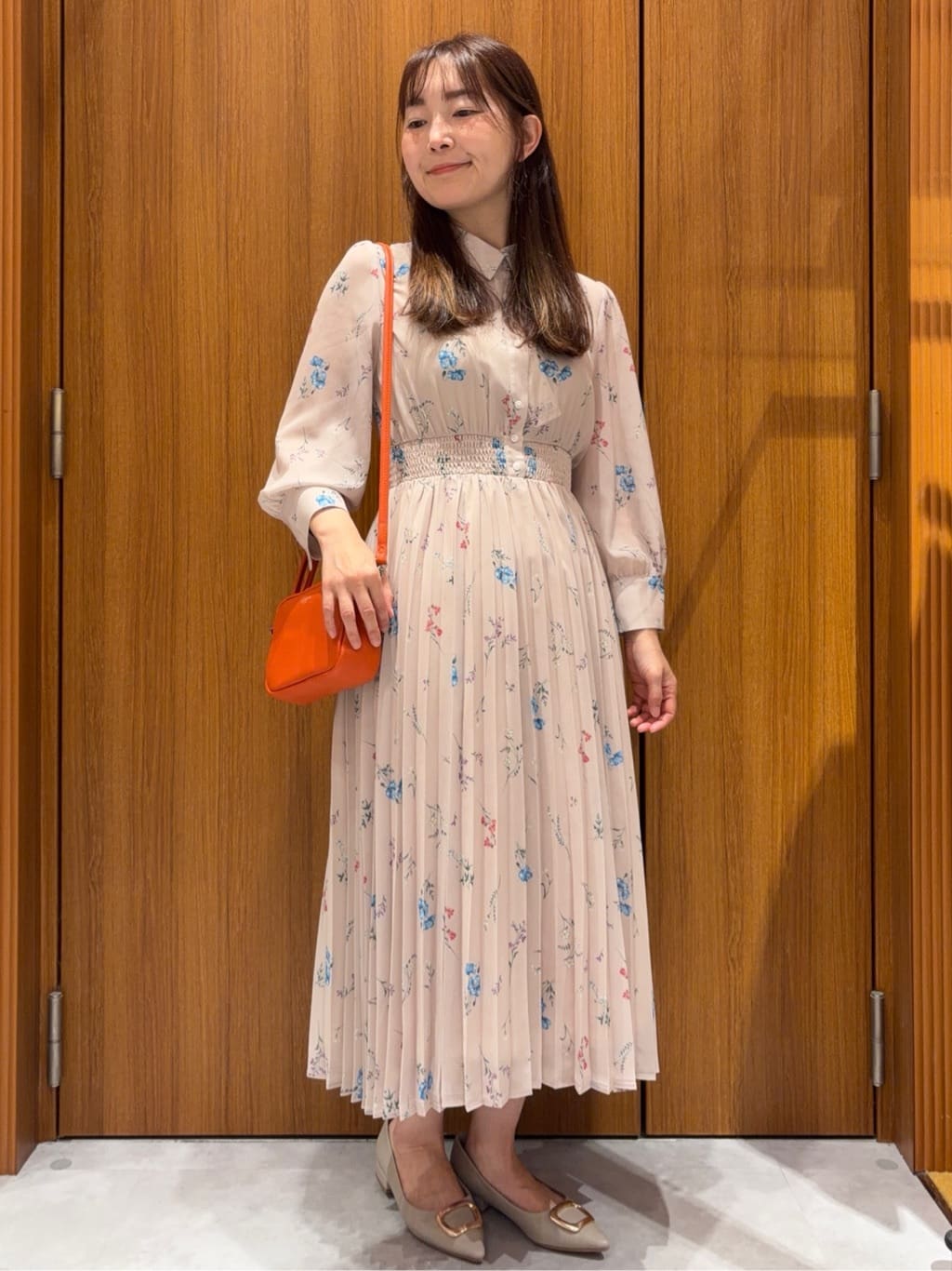 アスカさんの「index｜衿付き花柄プリーツフレアワンピース【洗濯機OK／イージーアイロン】」を使ったコーディネート