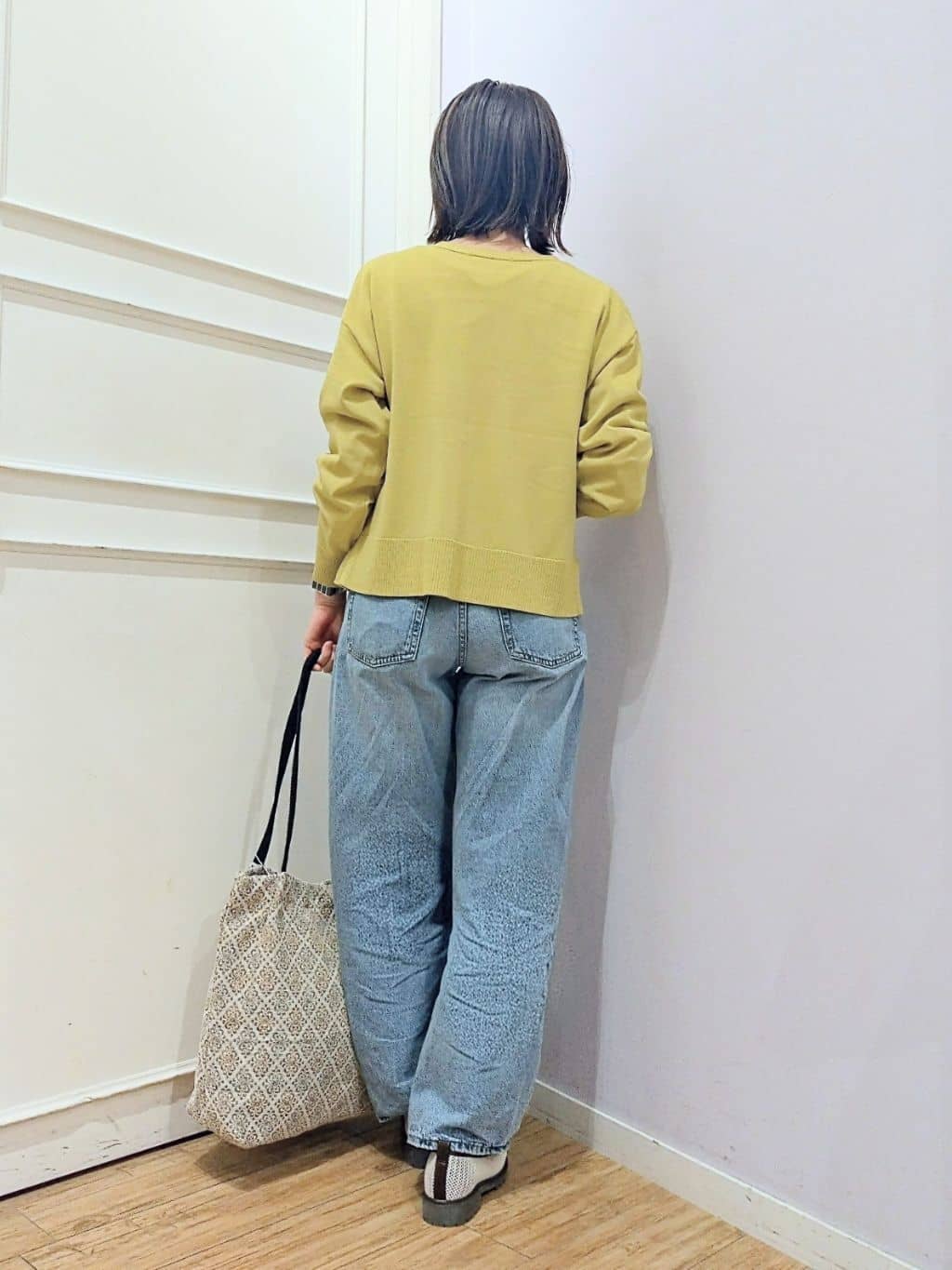 miomioさんの「SHOO･LA･RUE｜【洗濯機可/UV】さらっとしたタッチが心地よい ショート丈 Vネックカーディガン」を使ったコーディネート