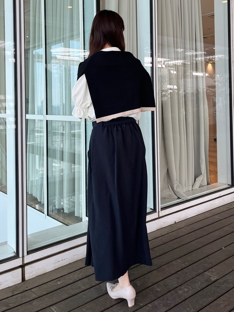 はばさんの「Couture brooch｜【通勤・洗える】配色ダブルカラー ブラウス」を使ったコーディネート