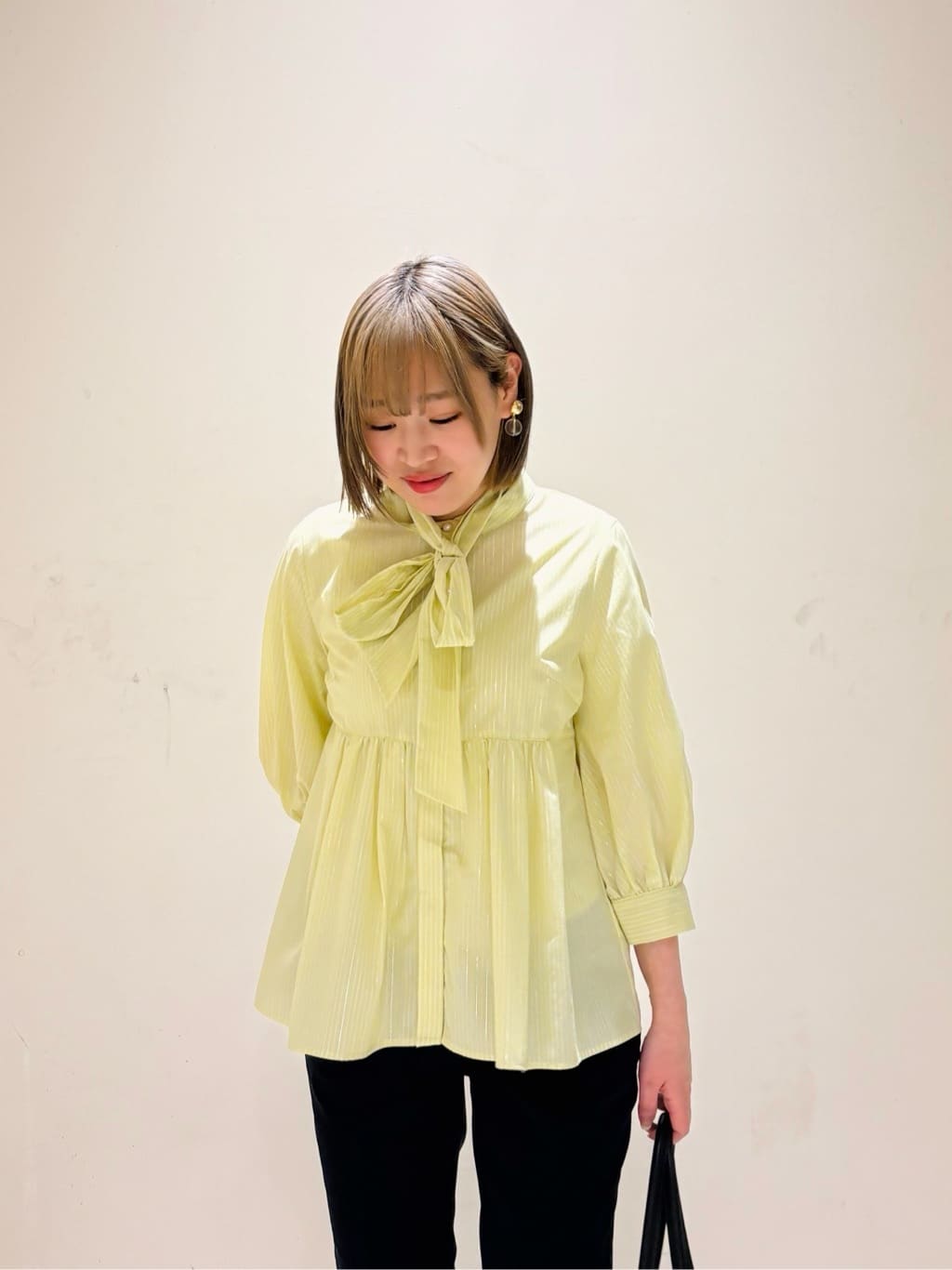みきちぃさんの「OPAQUE.CLIP｜ペプラムブラウス／ボウタイ取り外し可【洗濯機OK／イージーアイロン／防シワ】《XS～LL／8col》」を使ったコーディネート