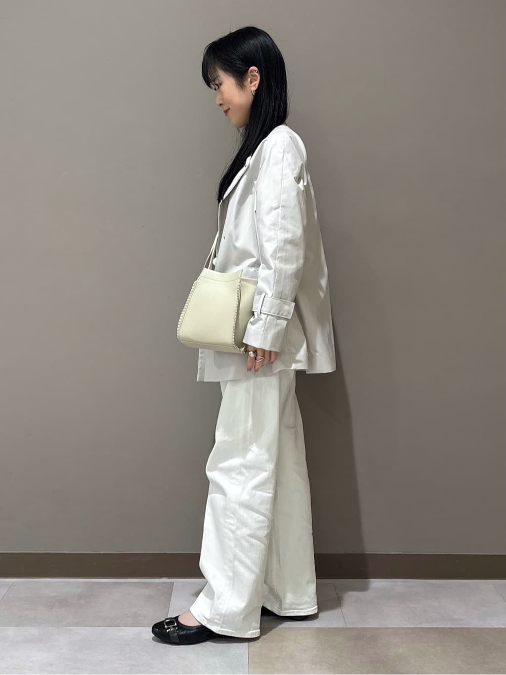 KEIKOさんの「INDIVI｜【撥水/軽量】ミドル丈 ミニマルトレンチコート」を使ったコーディネート