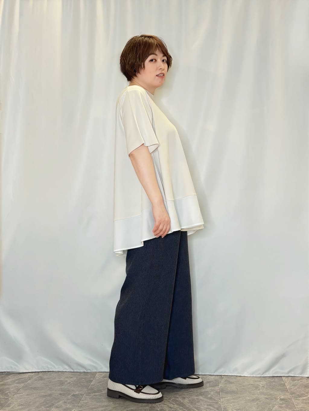 たみさんの「SHOO･LA･RUE｜【洗濯機可/UV】さらっとしたタッチが心地よい ショート丈 Vネックカーディガン」を使ったコーディネート