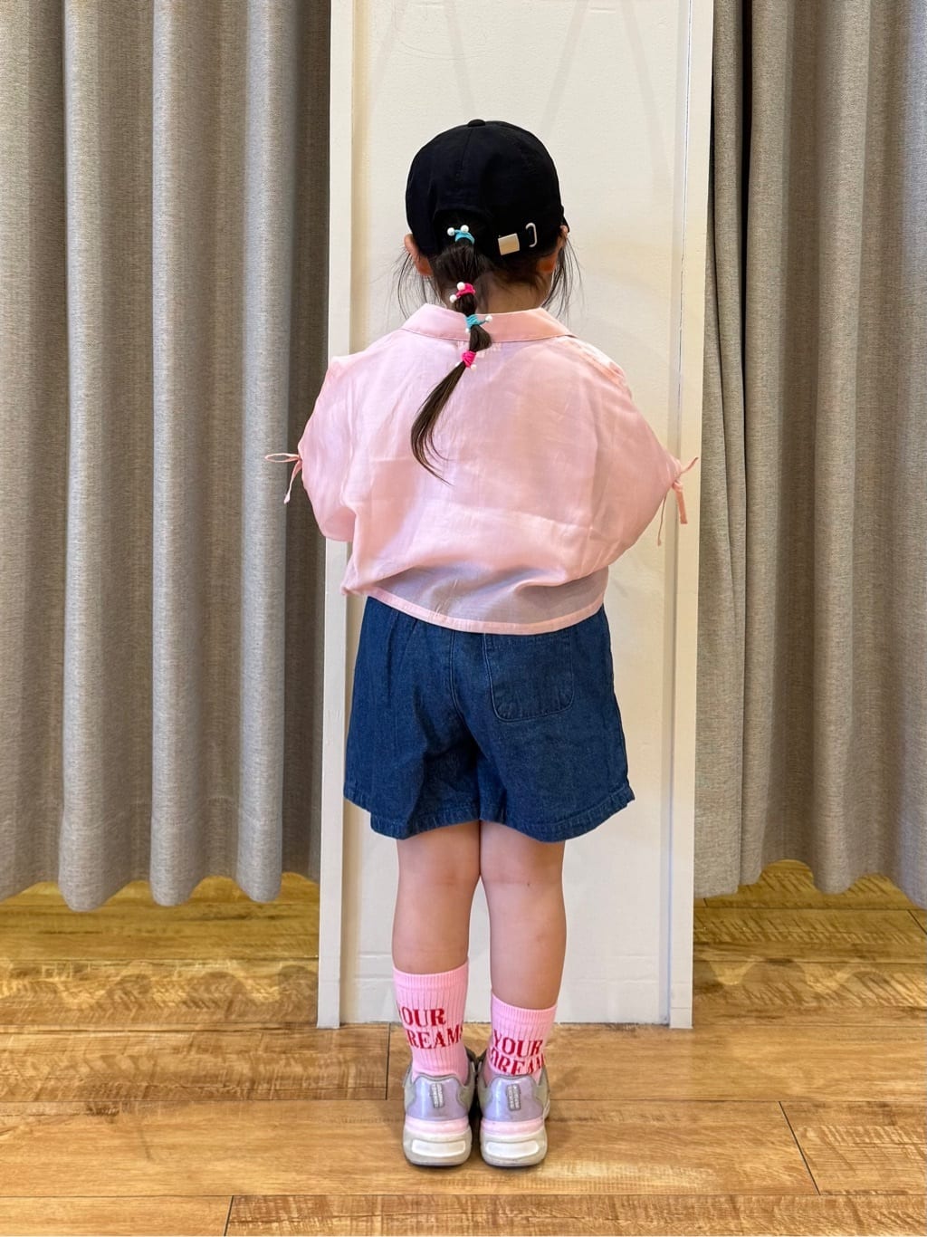 愛さんの「SHOO･LA･RUE｜【100-150cm】コード刺繍がアクセント シンプルロンT」を使ったコーディネート