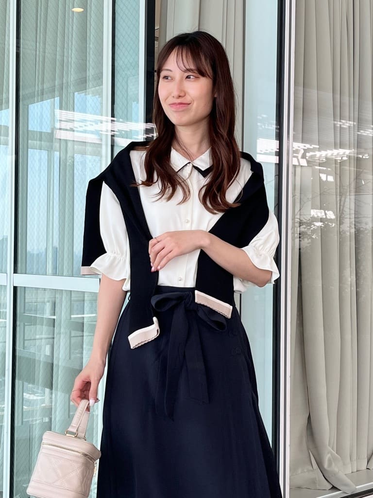 はばさんの「Couture brooch｜【通勤・洗える】配色ダブルカラー ブラウス」を使ったコーディネート