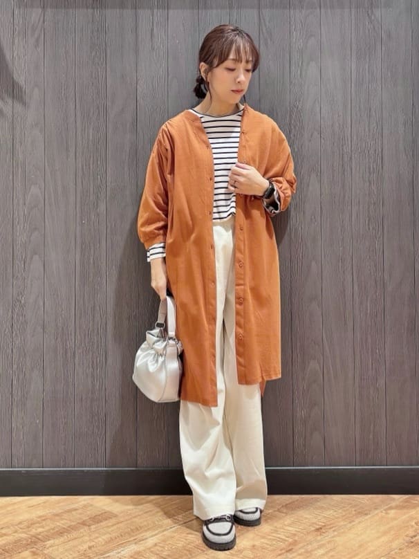 meiさんの「SHOO･LA･RUE｜【洗濯機可/S-LL】1枚でも羽織でも キーネックシャツワンピース」を使ったコーディネート