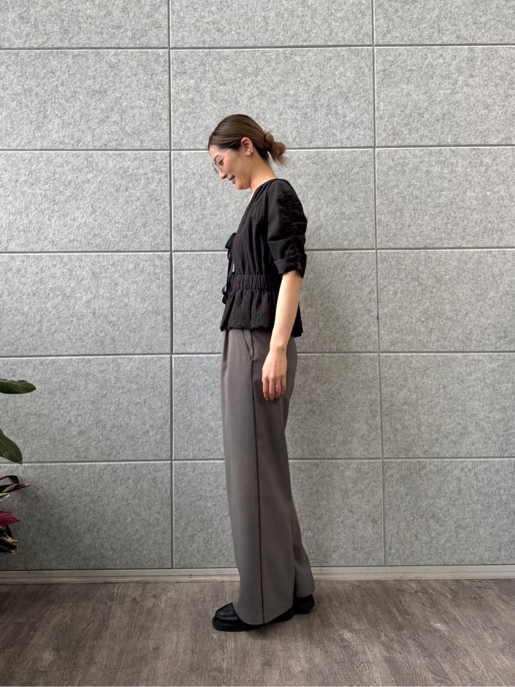 uchi__yamaさんの「CODE A｜front ribbon peplum blouse」を使ったコーディネート