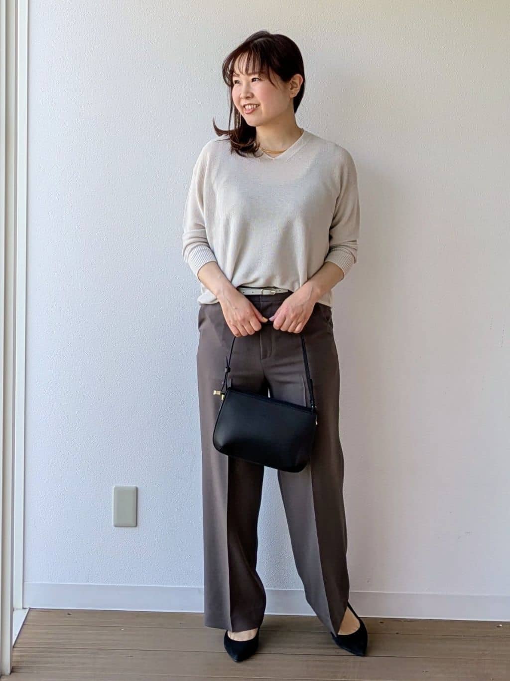 なみきさんの「UNTITLED｜【7色展開/洗える/程よい透け感】ドライタッチVネックニット」を使ったコーディネート