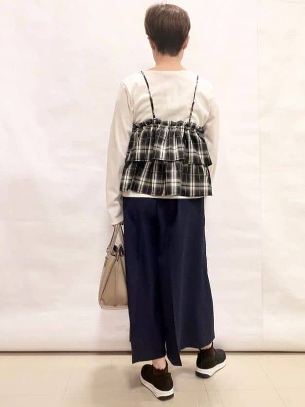 なっちゃんさんの「SHOO･LA･RUE｜【2点セット】チェック柄フリルキャミビスチェ&times;テレコロンT」を使ったコーディネート