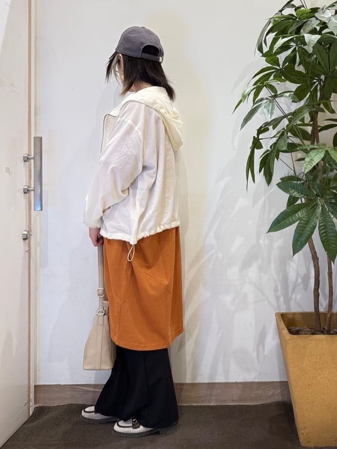 misakiさんの「SHOO･LA･RUE｜【S-LL/UV】季節の変わり目に ゴールドパーツが上品なフード付きブルゾン」を使ったコーディネート