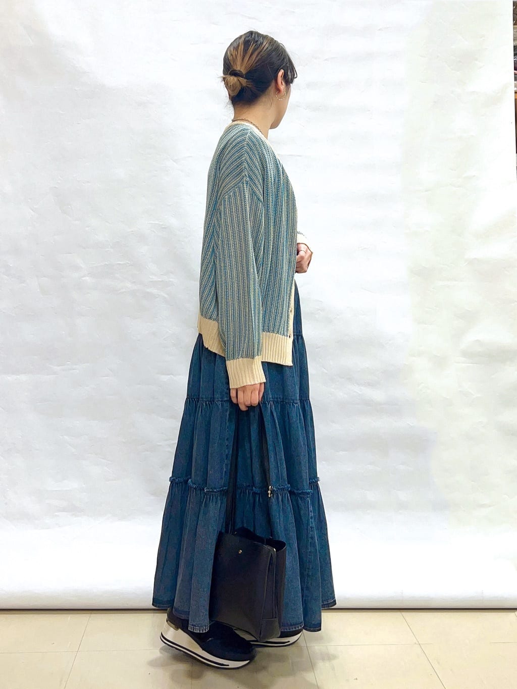 まっつんさんの「SHOO･LA･RUE｜【洗濯機可/S-LL】キーネックでお顔周りすっきり ざっくり編みカーディガン」を使ったコーディネート