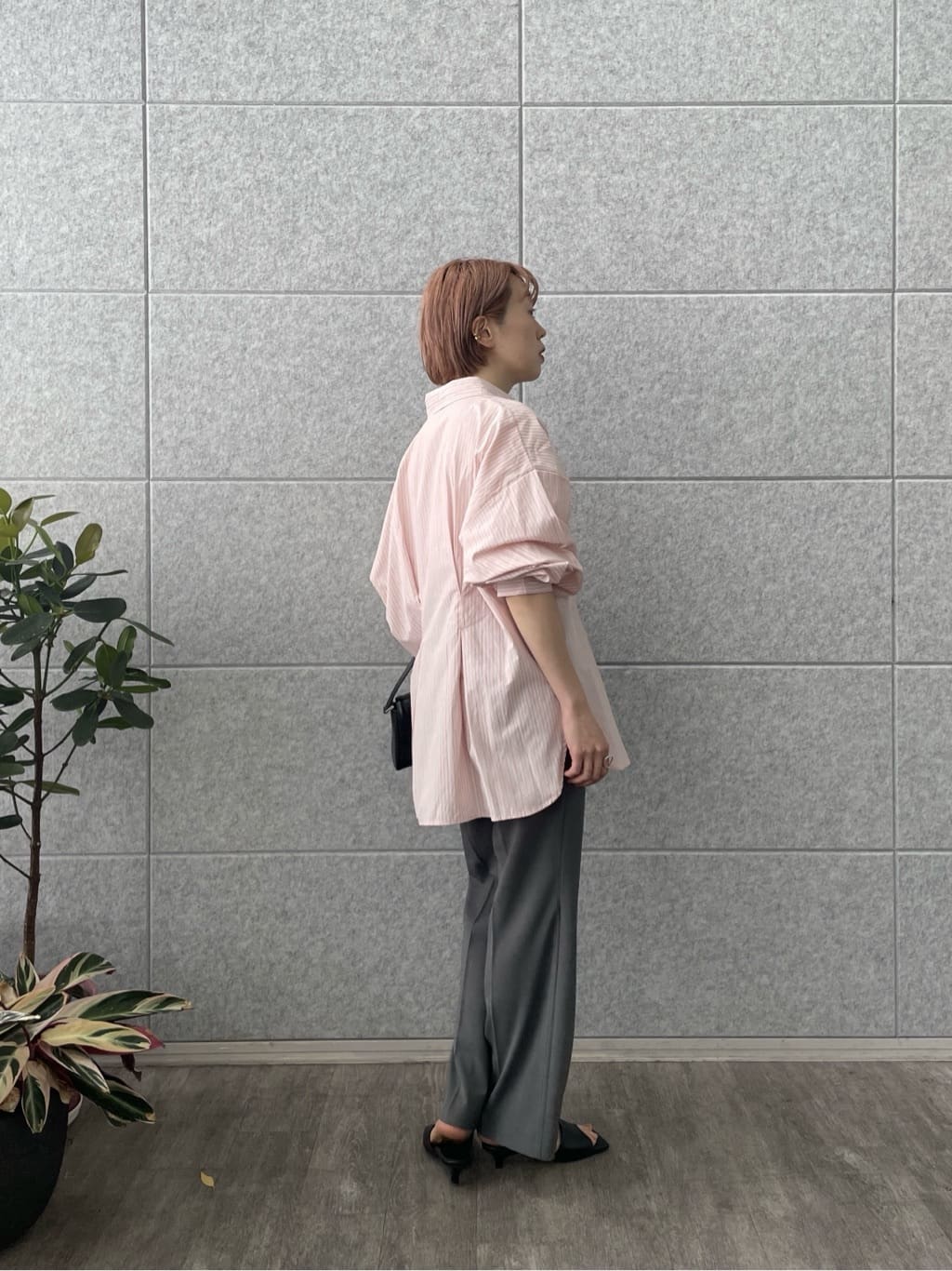 mikuさんの「INDIVI｜Comfy SET UP｜ストレートフレアパンツ【セットアップ対応／通勤／カセット服／接触冷感／UV」を使ったコーディネート