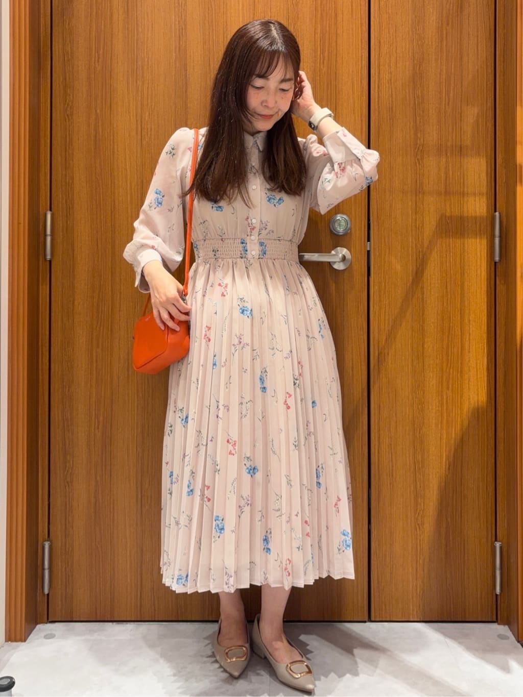 アスカさんの「index｜衿付き花柄プリーツフレアワンピース【洗濯機OK／イージーアイロン】」を使ったコーディネート