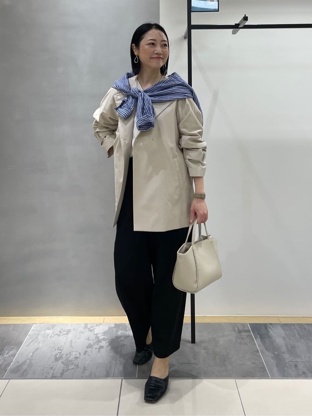 shihoさんの「INDIVI｜【撥水/軽量】ミドル丈 ミニマルトレンチコート」を使ったコーディネート