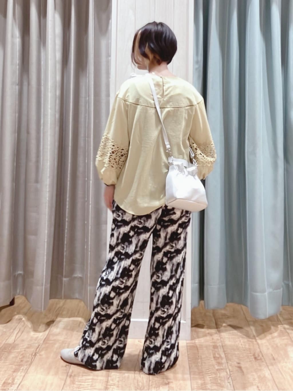 aaamiさんの「SHOO･LA･RUE｜【洗濯機可/7分袖】インせず着られる 透かし編み柄が上品な レース切替シャツ」を使ったコーディネート