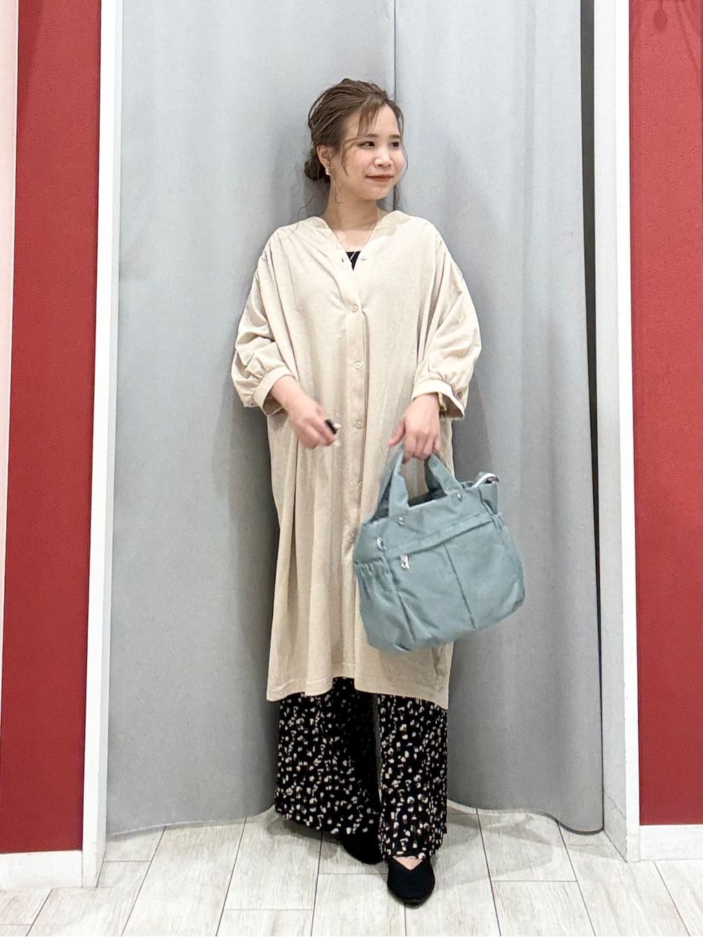 shioさんの「SHOO･LA･RUE｜【洗濯機可/S-LL】1枚でも羽織でも キーネックシャツワンピース」を使ったコーディネート