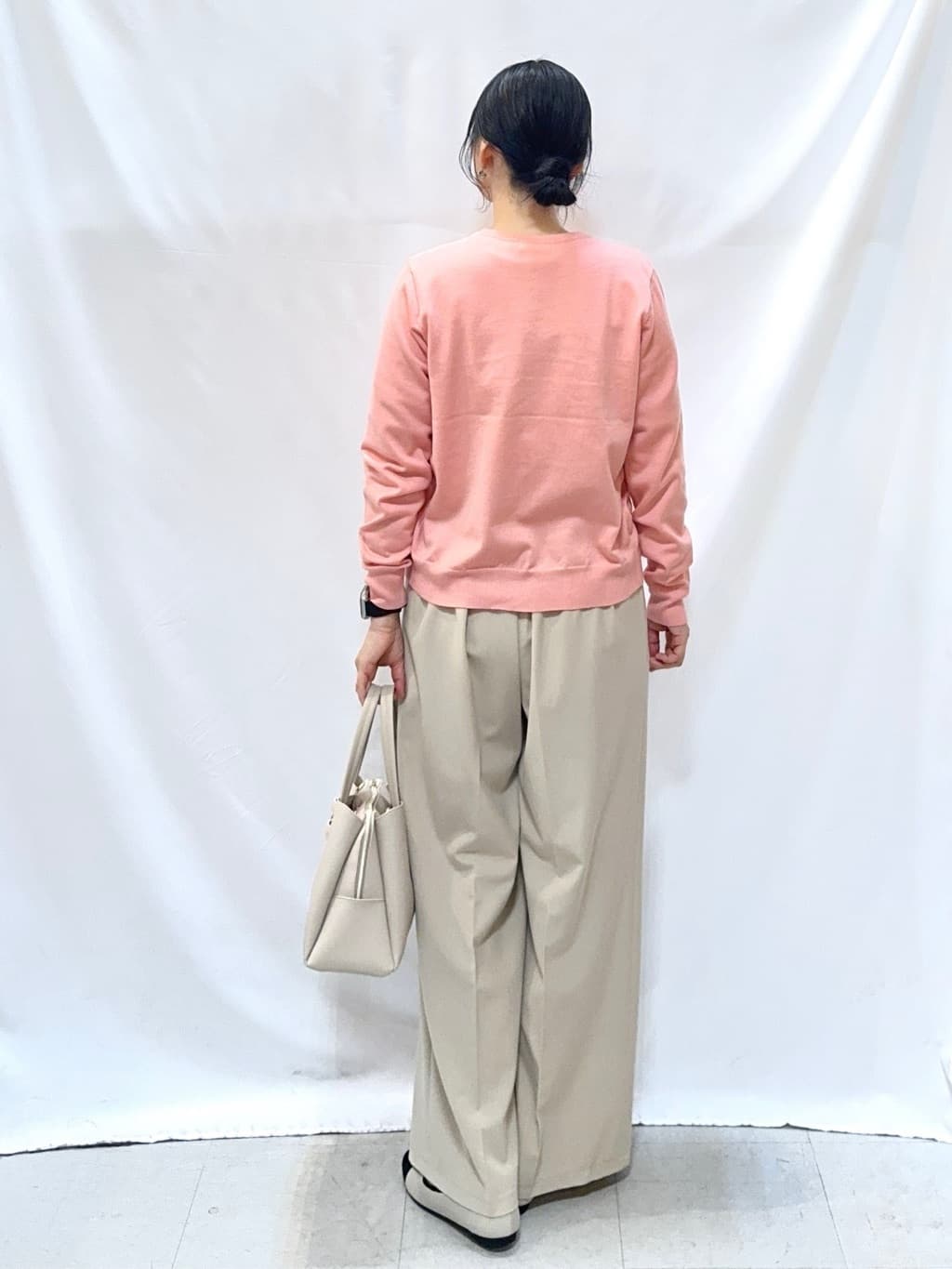 𝐇𝐢𝐫𝐨𝐦𝐢さんの「SHOO･LA･RUE｜【着丈選べる/S-LL】センタープレスできちんと見え イージーワイドパンツ」を使ったコーディネート