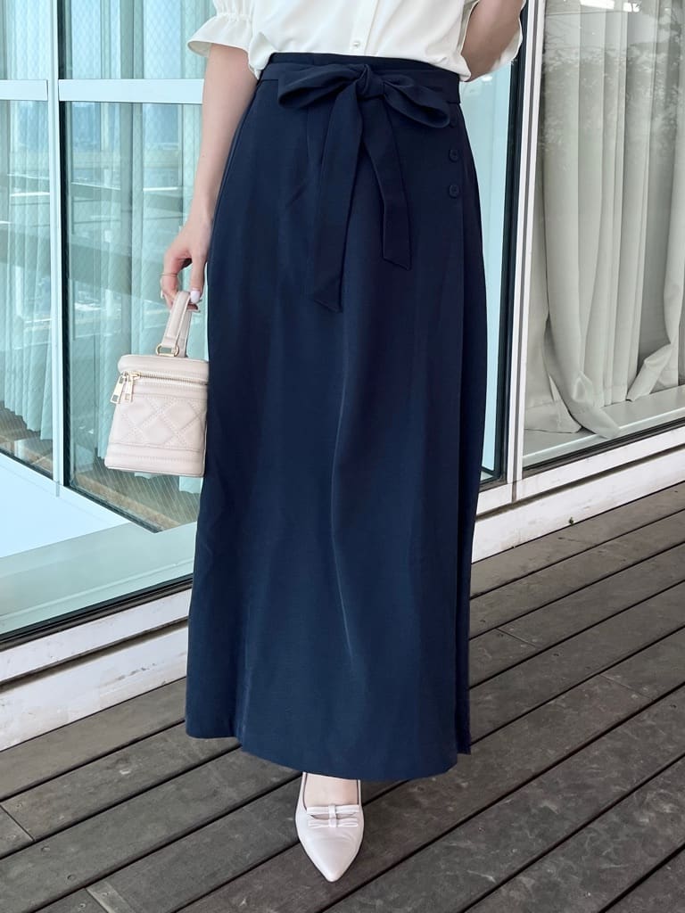 はばさんの「Couture brooch｜【通勤・洗える】配色ダブルカラー ブラウス」を使ったコーディネート