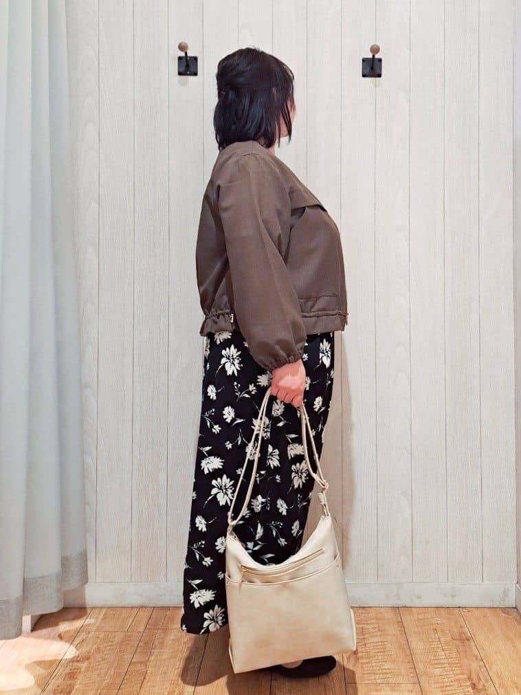 kotomiさんの「SHOO･LA･RUE｜【ひんやり/UV/S-LL】お袖ふんわり二の腕カバー ぷっくりラメプリントTシャツ」を使ったコーディネート