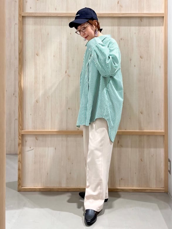 nakoさんの「THE SHOP TK｜ゆったりシルエットで体型カバー ロングシャツ」を使ったコーディネート
