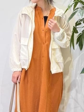 misakiさんの「SHOO･LA･RUE｜【S-LL/UV】季節の変わり目に ゴールドパーツが上品なフード付きブルゾン」を使ったコーディネート