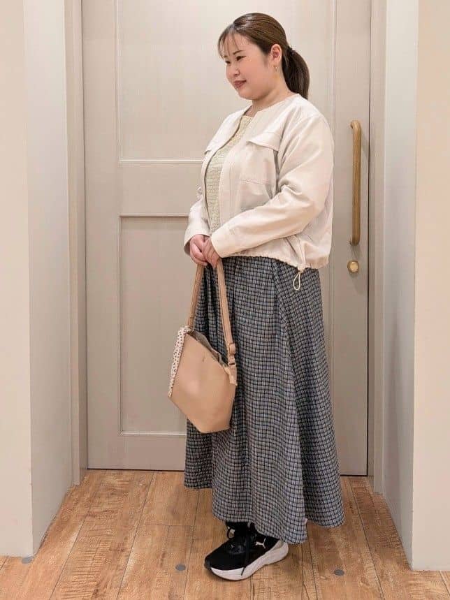 ななこさんの「SHOO･LA･RUE｜【S-LL】サッと羽織れてきれい見え　フラップポケット ノーカラーブルゾン」を使ったコーディネート