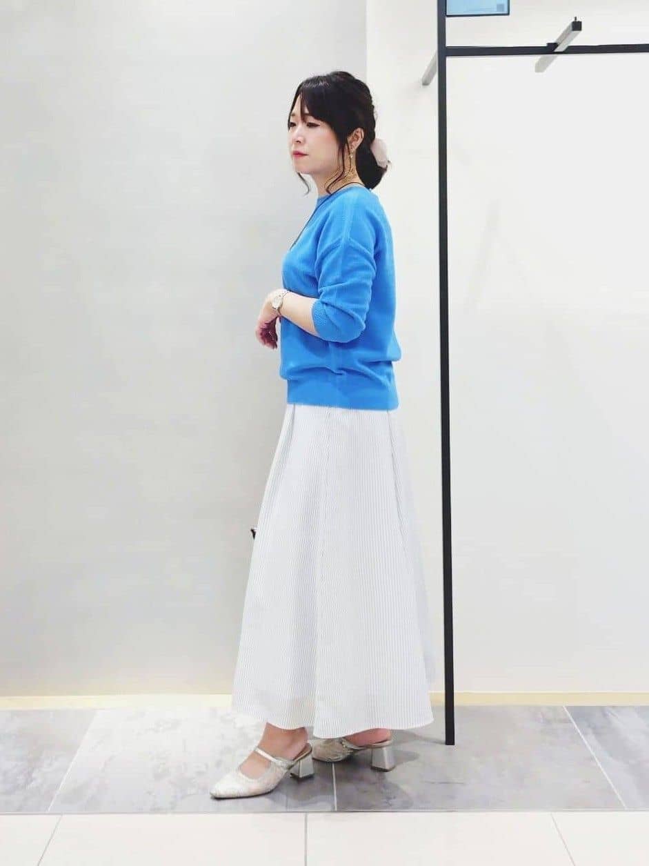 TOMOMIさんの「INDIVI｜【接触冷感／洗える／SETUP可能】シアーシャンブレータックフレアスカート」を使ったコーディネート